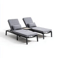 Set 2 lettini prendisole regolabili con tavolino grigio antracite 200 x 70 cm in alluminio e poliestere forma rettangolare